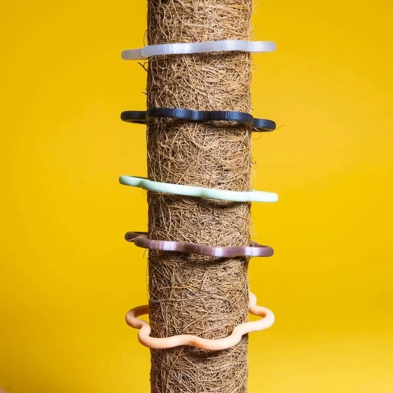 www.iamgreenpower.com.au brisbane gardening supplies in queensland australia. Ring clips made for coco coir totem, moss pole up to 6.5cm in width. Stretchable to hold plants on the pole. Made of PLA plastic material that is recyclable and biodegradable. Great for environment and mother earth. Comes in Khaki, Lime Green, Black , Clear white, Peach and brown colour.